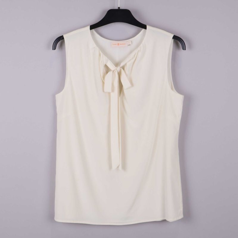 Vit blus med rosett fram