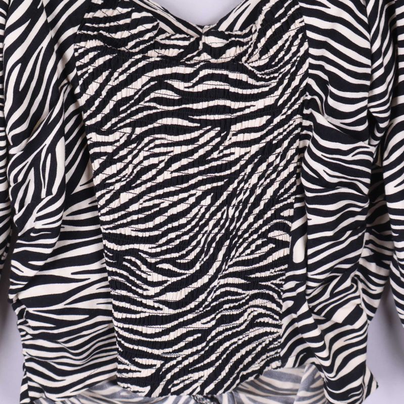 Blus bakifrån med mönster