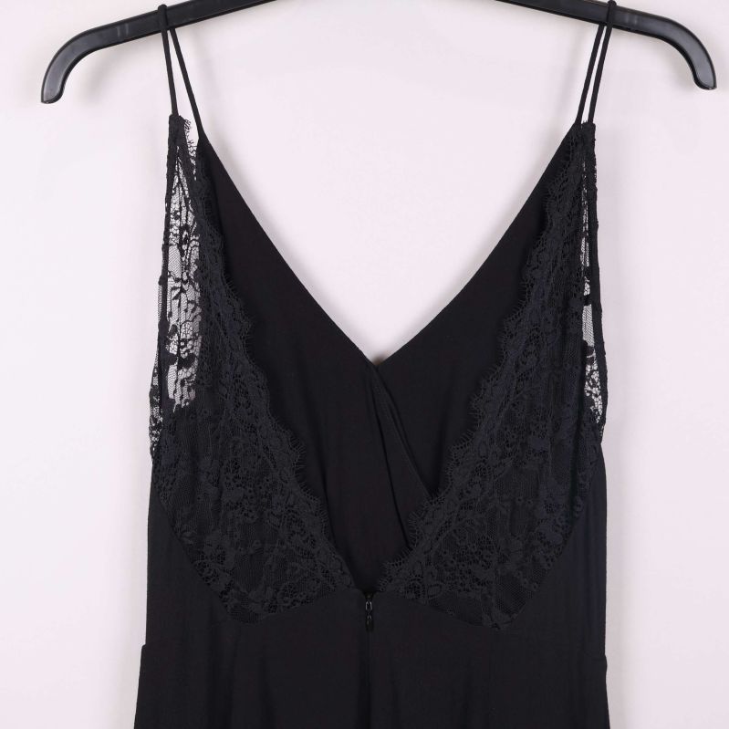 Svart klänning bakifrån