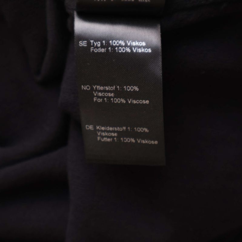 Detalj av spets på klänningens baksida