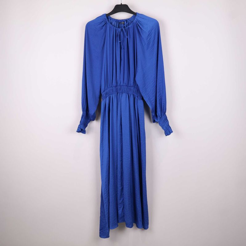 Främre vy av blå klänning