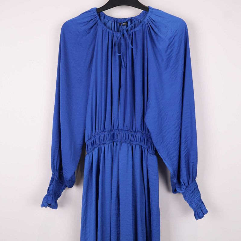 Bakre vy av blå klänning