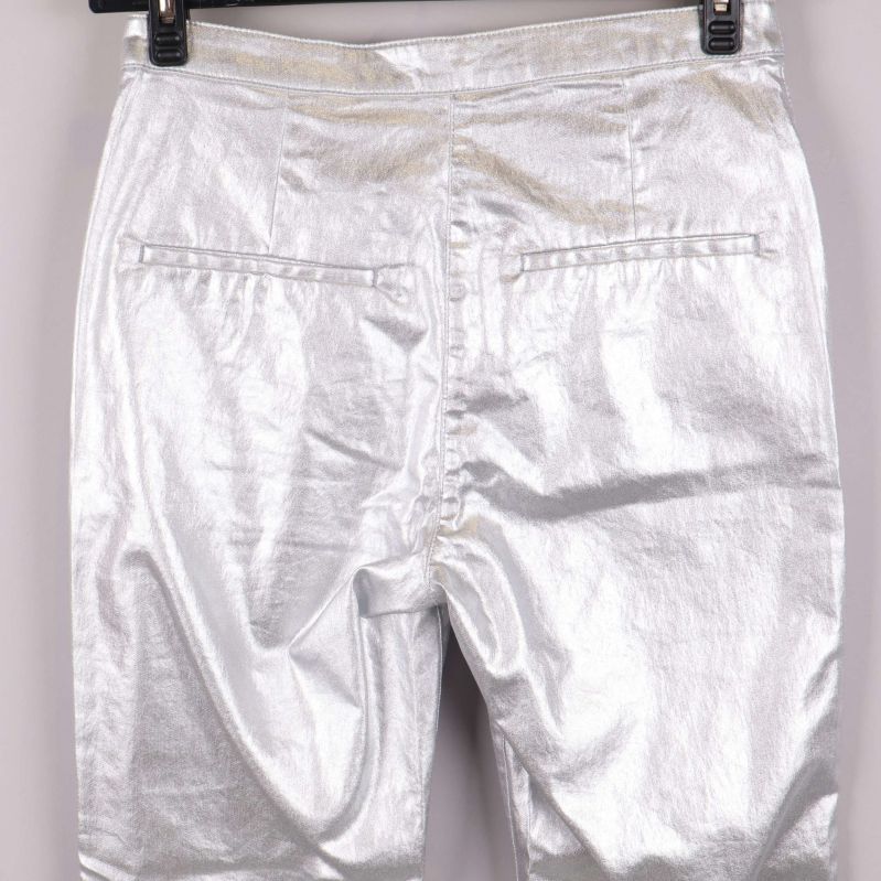 Detaljer på byxans baksida