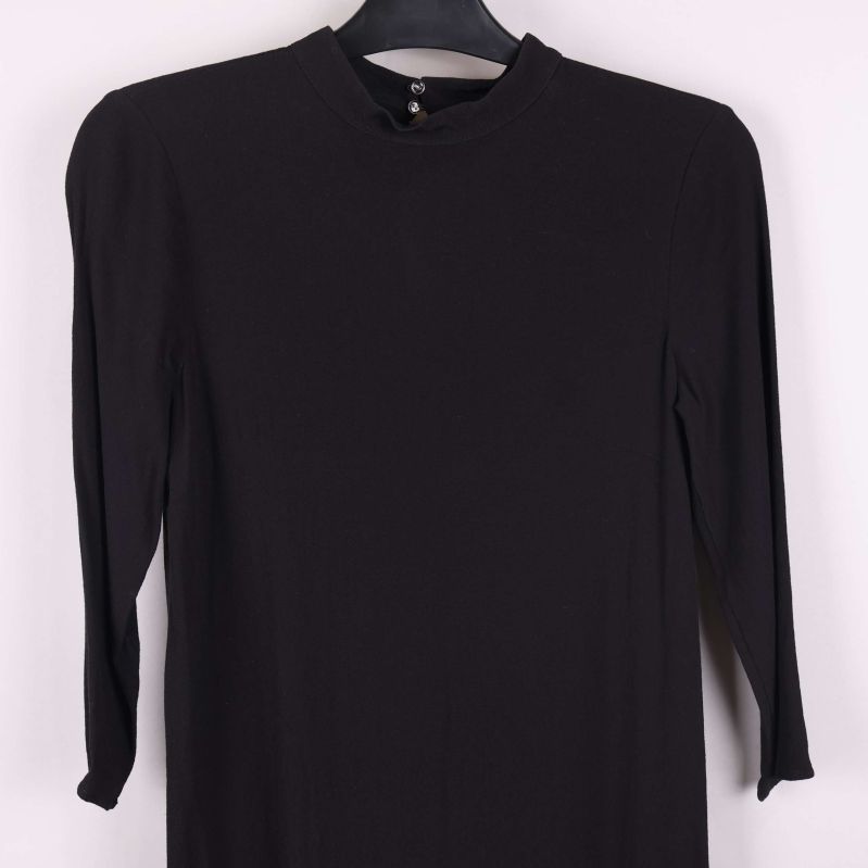 Nederdel av svart klänning