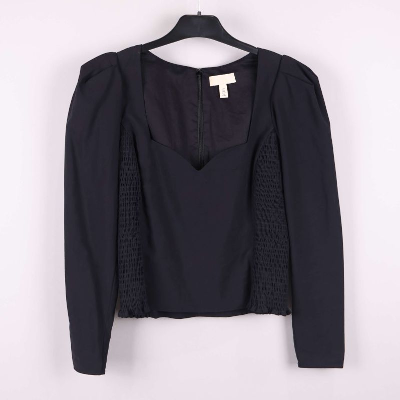 Svart topp framifrån med långa ärmar