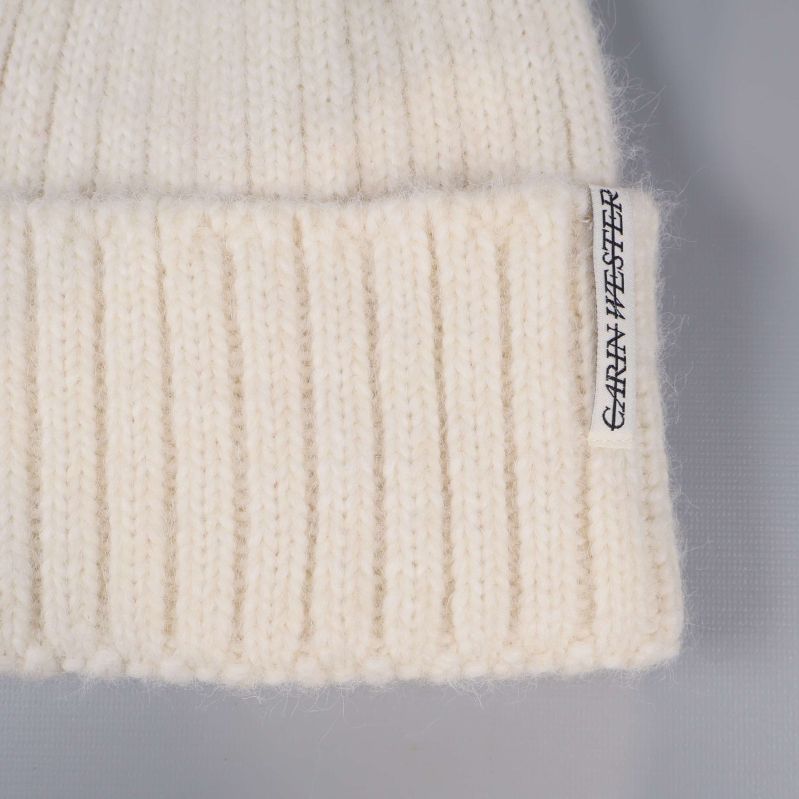 Detalj på vikbar kant och etikett på mössa