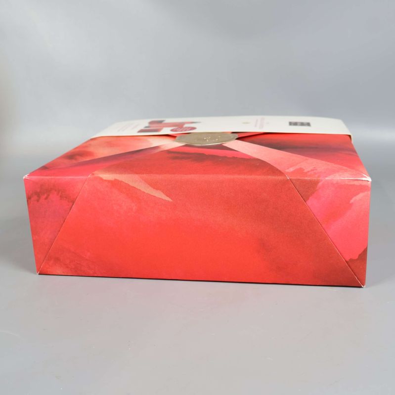 Sidan av röd presentbox visar veckad kartongdesign