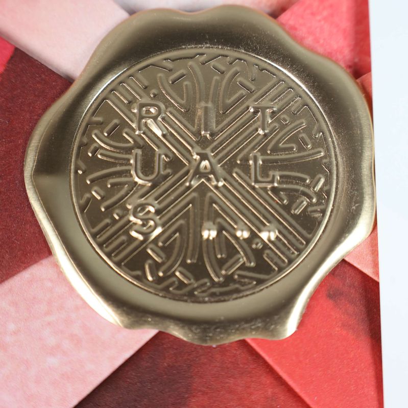 Guldfärgad prägling med Rituals logotyp på boxen