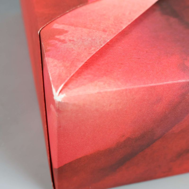 Närbild av mindre slitage på förpackningen