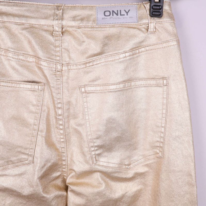 Detalj bakficka och varumärke