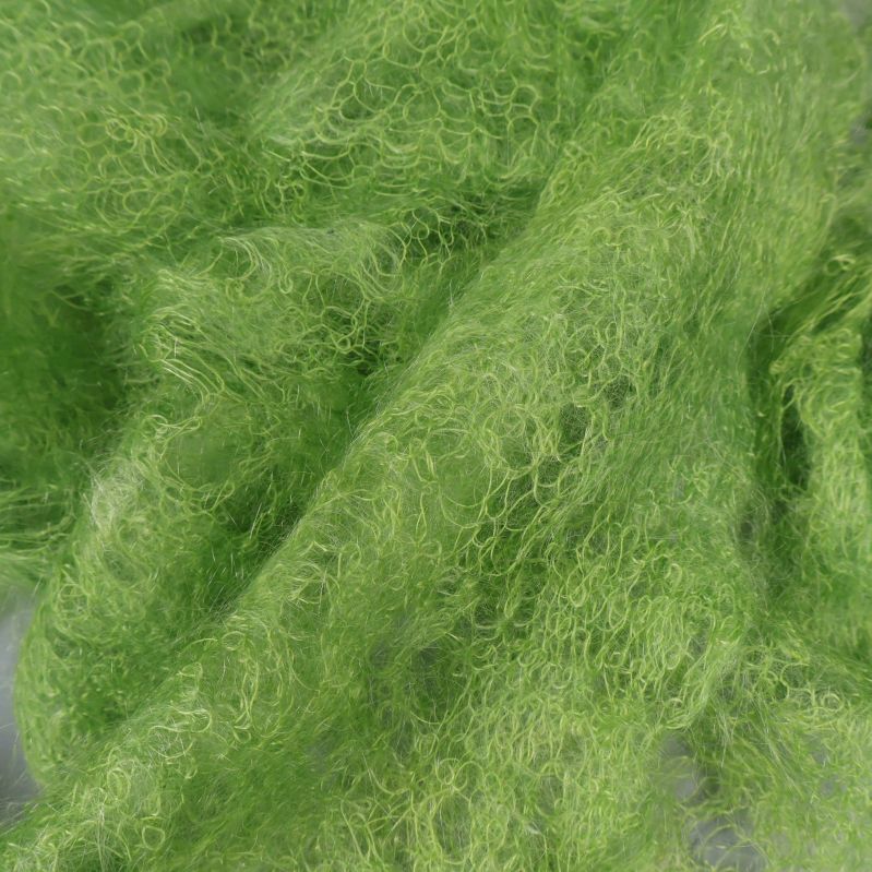 Närbild på materialets struktur i grön sjal