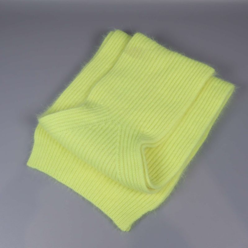 Ribbstickad gul halsduk vikt på bord