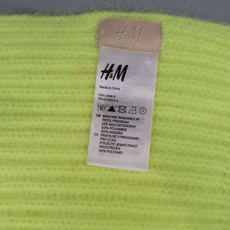 Materiallapp från H&M på gul halsduk