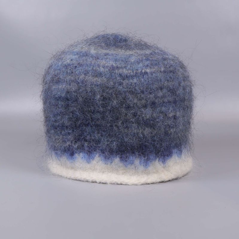 Blåmelerad mössa med vit kant i ullgarn
