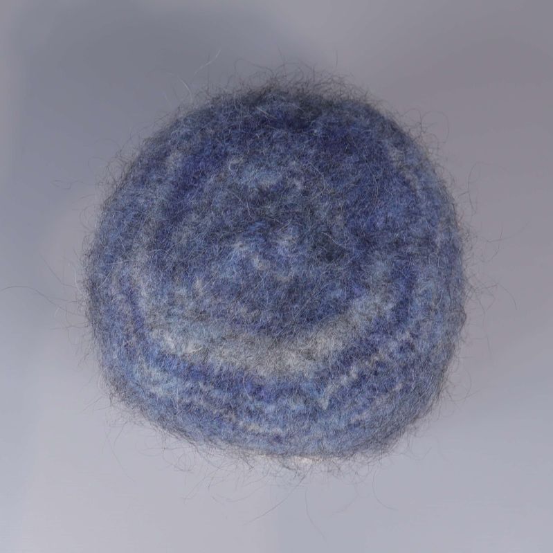 Ovansida av blåmelerad mössa i ull