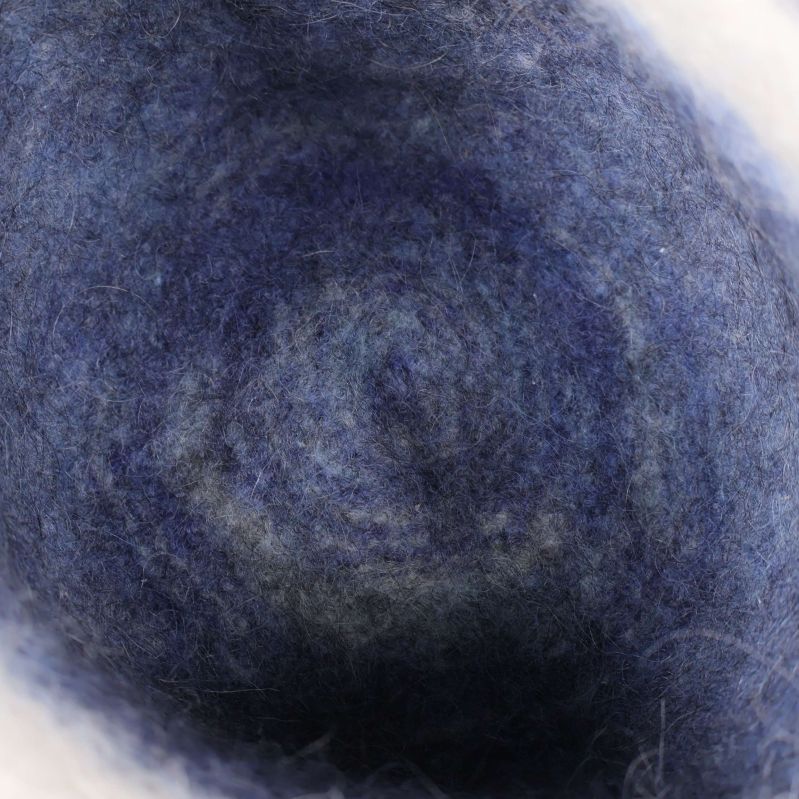 Insidan av mössa i blå och vit ull