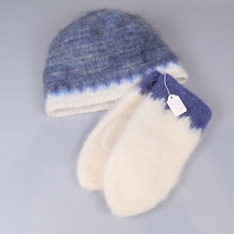 Mössa och matchande vantar i blått och vitt ullgarn