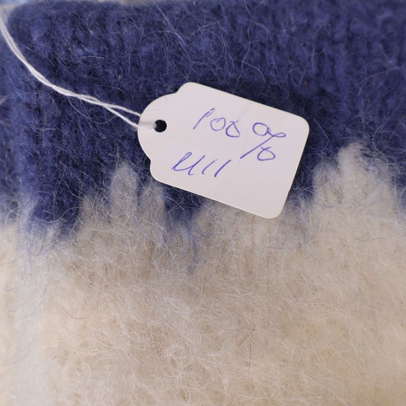 Närbild på etikett som visar 100% ull
