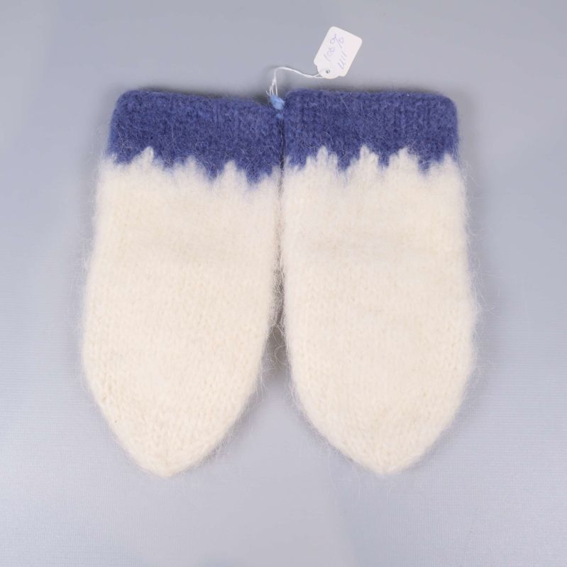 Vita ullvantar med blå kant liggande platt