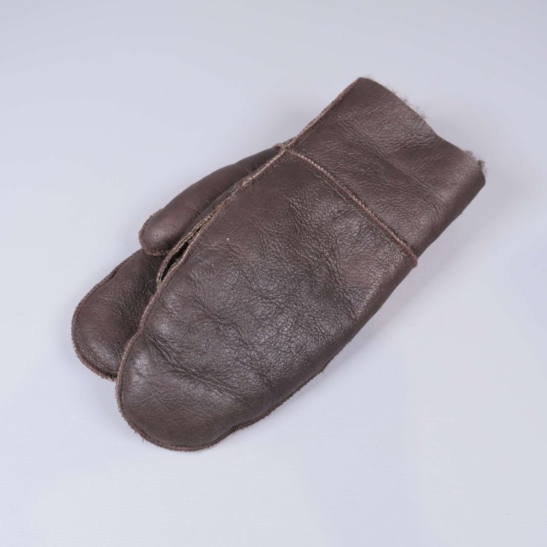 Ett par bruna vantar liggande platt