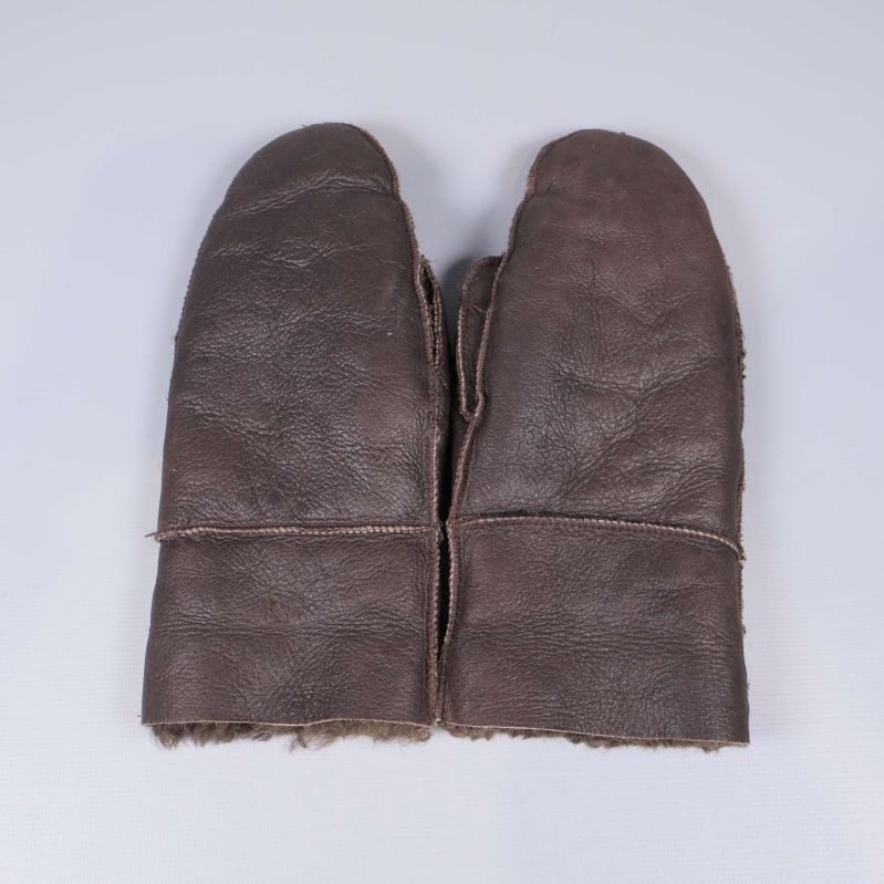 Par bruna vantar liggande kant i kant