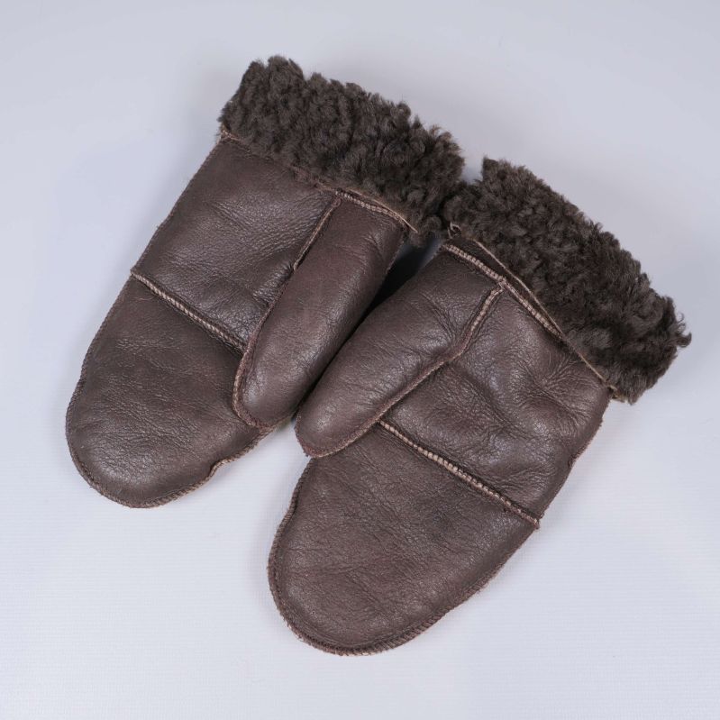 Baksidan av två bruna vintervantar med synliga sömmar