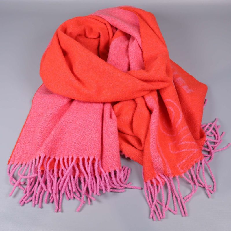 Rosa och orange halduk med fransar liggande ihopvikt