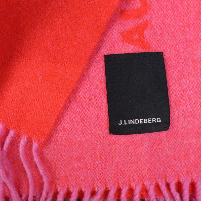 Närbild på etikett med texten J.Lindeberg på halduken