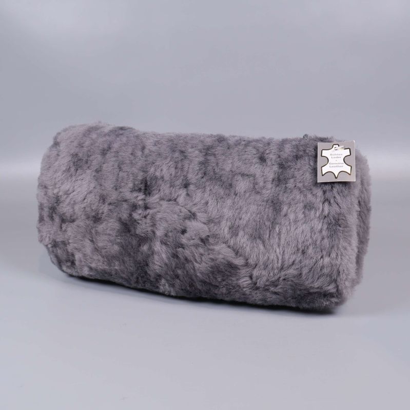Handvärmare i grå fuskpäls med metallmärke