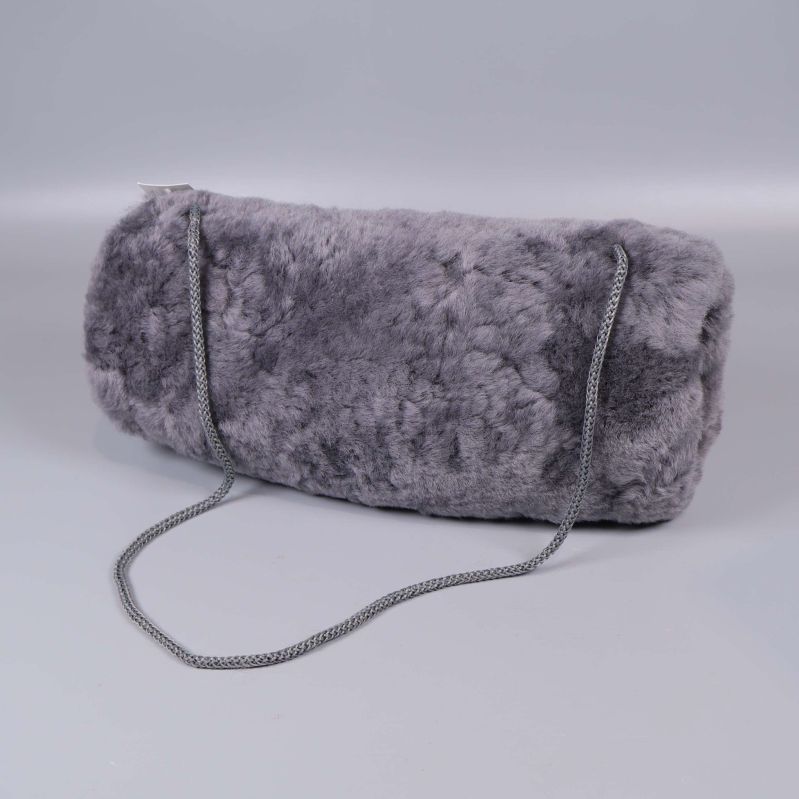 Handvärmares baksida med kedja i silverfärg