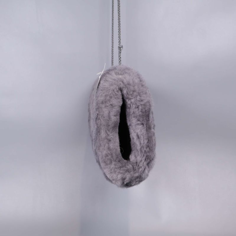 Handvärmare hänger vertikalt med synlig öppning