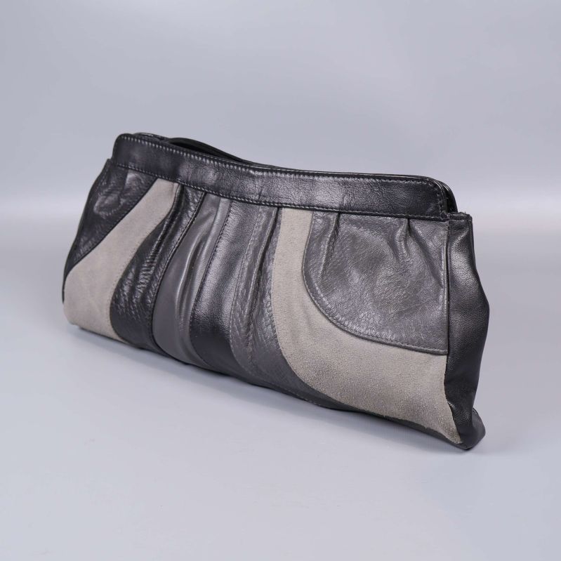 Clutch med svart och grått skinn i geometriskt mönster framifrån