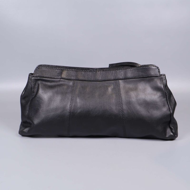 Slät svart baksida på clutch i skinn