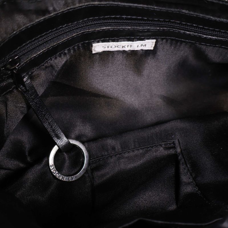 Svart innerfoder och dragkedja i clutch, etikett synlig