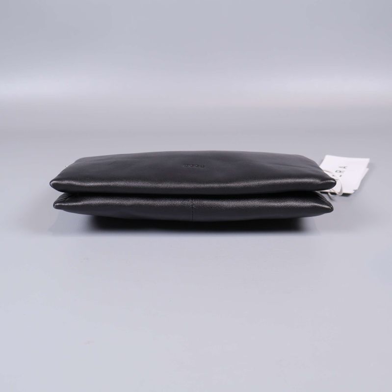 Bottenvy av svart Wera väska i skinn