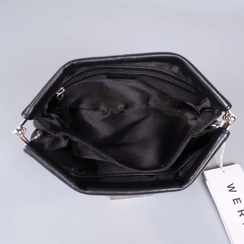 Insidan av väskan med dragkedjeficka och fack