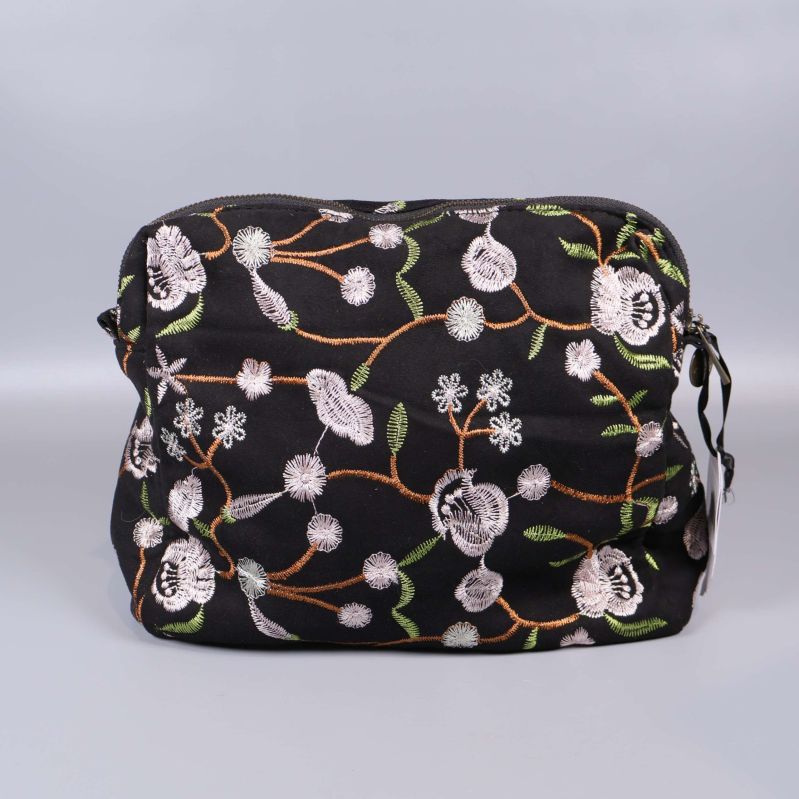 Baksidan av necessären med tydligt broderat blommönster