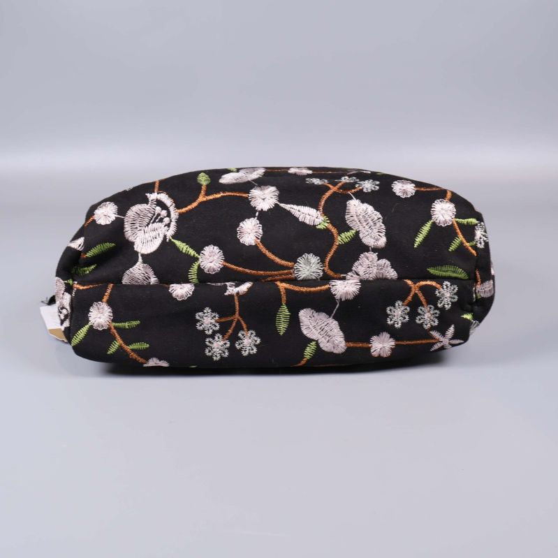 Necessärens undersida visar sömmar och blommigt broderi