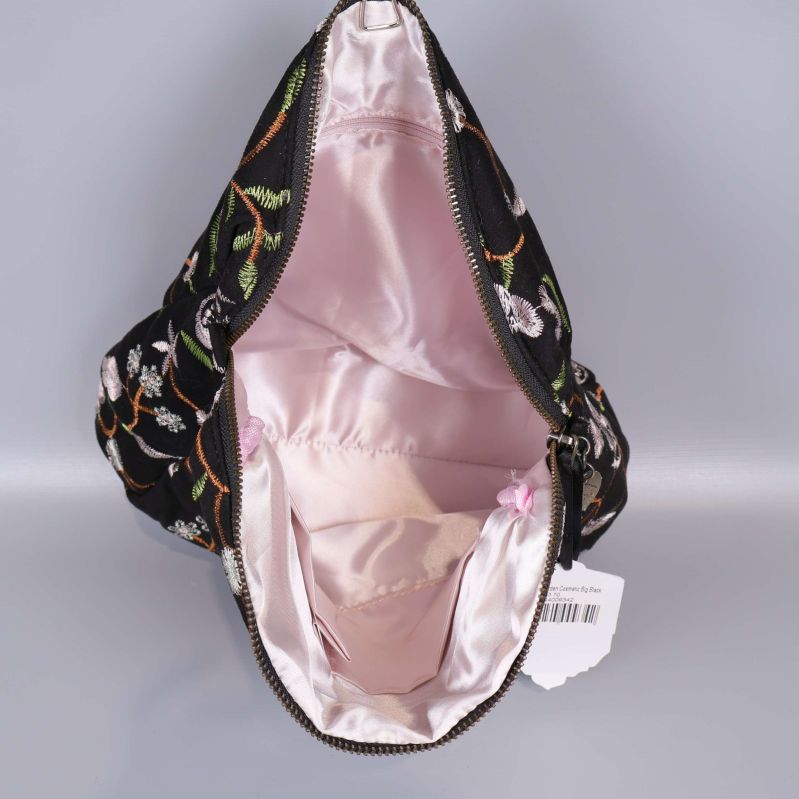 Öppen necessär med ljusrosa satinfoder och innerfack