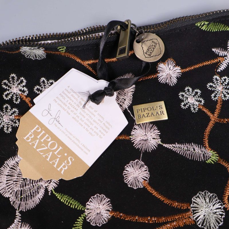 Närbild på etikett och metallbricka med märket Pipol's Bazaar