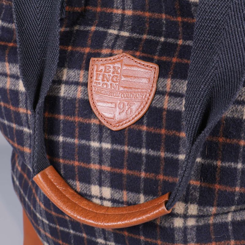 Närbild på Lexington-emblem i läder och handtag i brunt