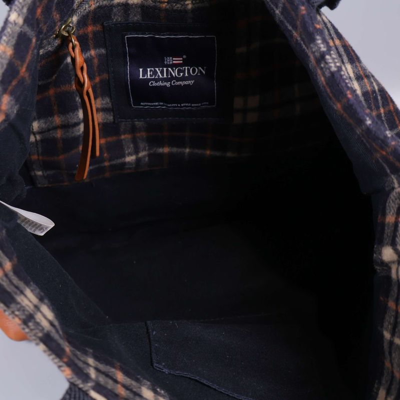 Insidan av väskan med Lexington-etikett på fodret