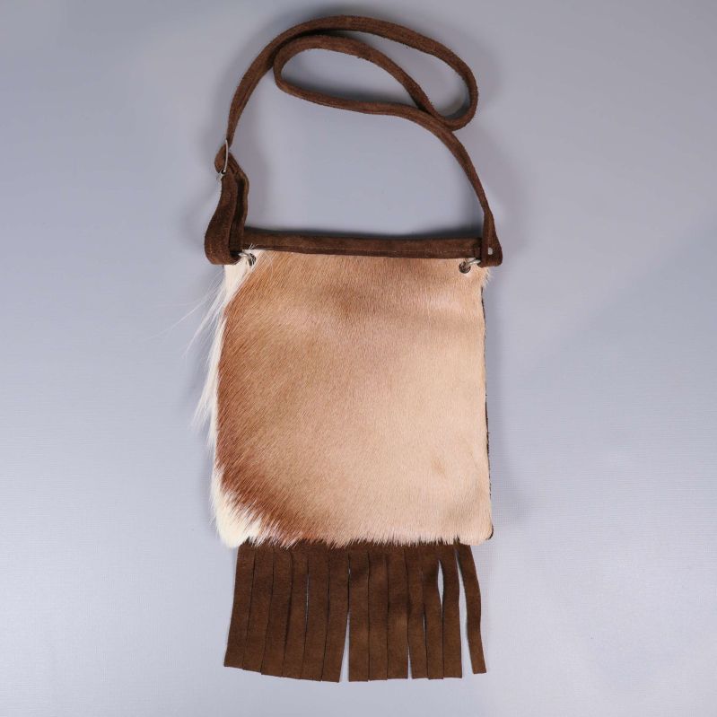 Väska med ljus päls och mockafransar framifrån