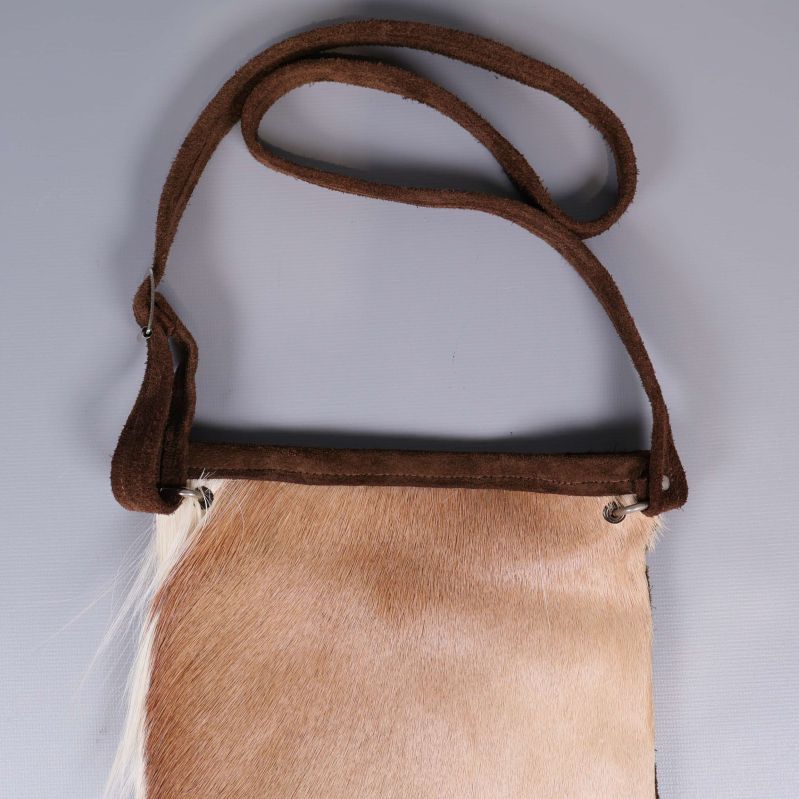 Närbild på väskans rem och ovandel