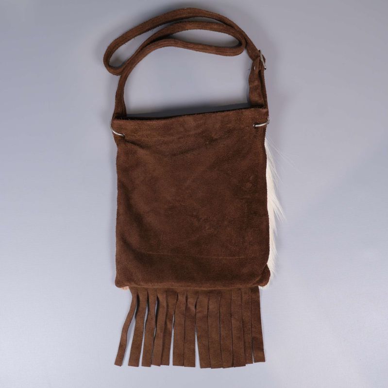 Väska med brun mocka och fransar bakifrån
