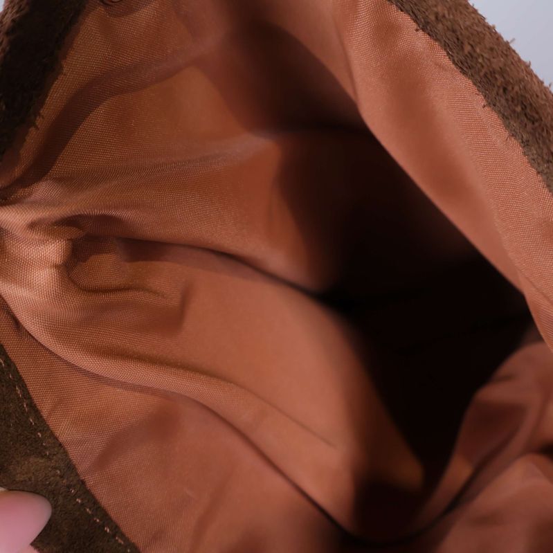 Insidan av väskan med tygfoder i brun ton