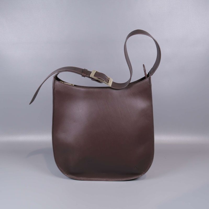 Framsida av brun axelremsväska i läder med justerbart band