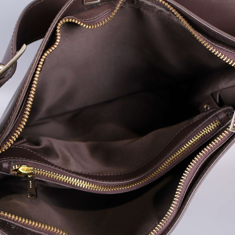 Öppen brun axelremsväska som visar flera innerfack