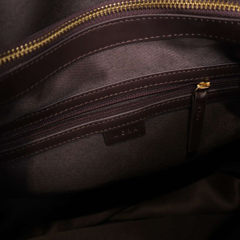 Insidan av brun axelremsväska med innerfack, zip och logotagg