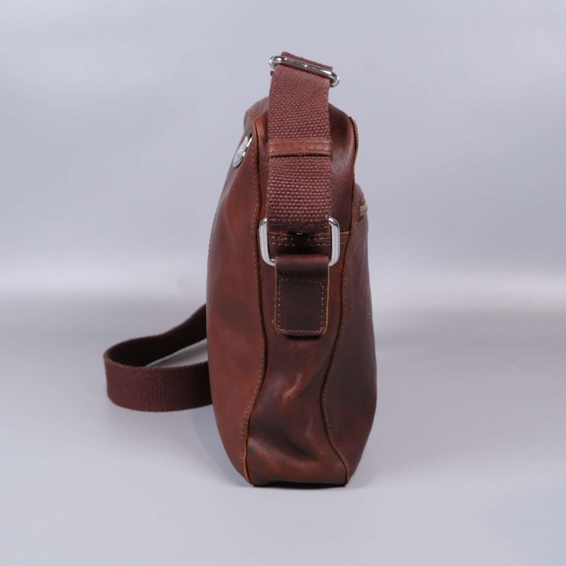 Sido vy av brun läderväska med axelrem
